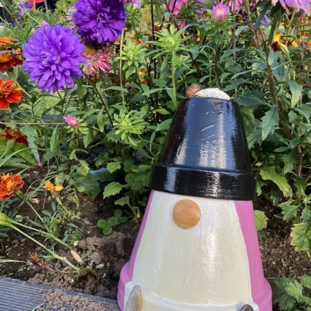 Havedværg i Lilla - Håndlavet Brugskunst med Unikke Detaljer