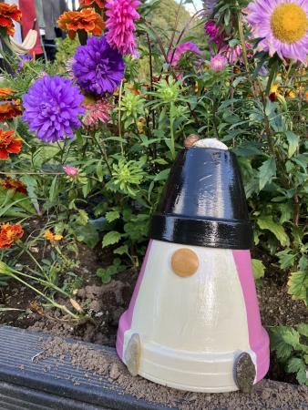 Havedværg i Lilla - Håndlavet Brugskunst med Unikke Detaljer