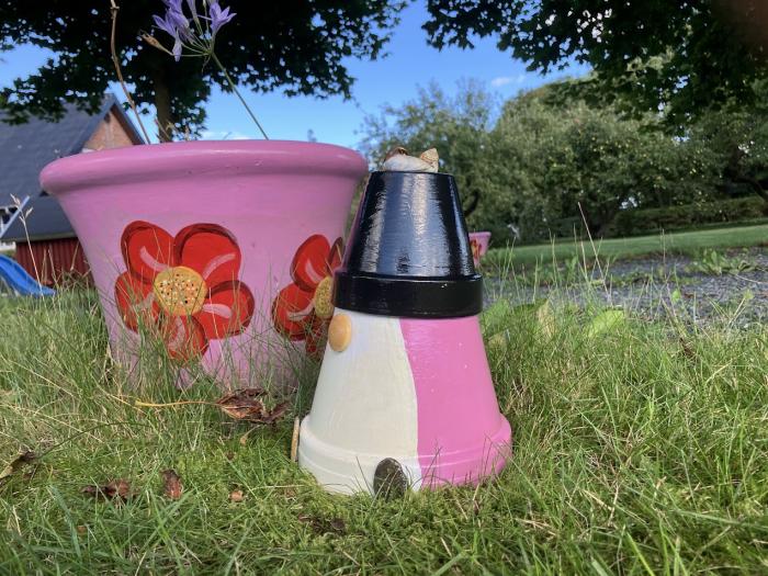 Havedværg i Lilla - Håndlavet Brugskunst med Unikke Detaljer