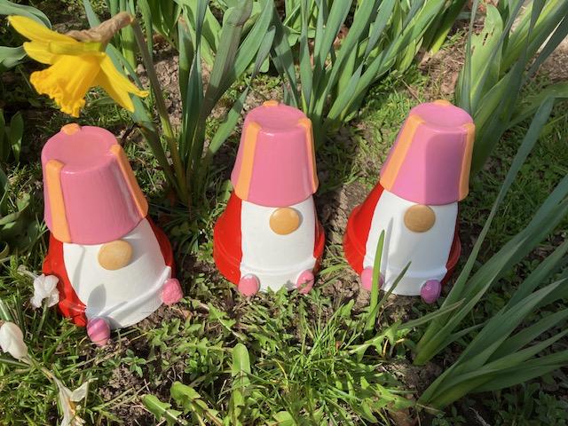 Havedværg Rødlillahuer: 16 cm høj med Ø 11 cm bunddiameter