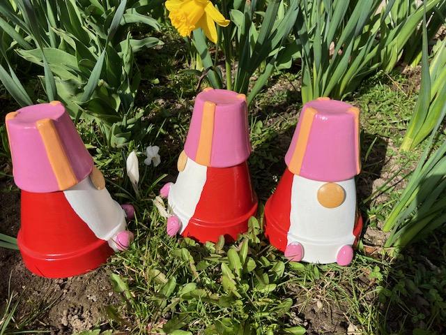 Havedværg Rødlillahuer: 16 cm høj med Ø 11 cm bunddiameter